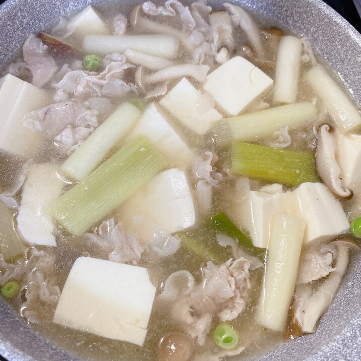 白ネギ、きのこ、豆腐とウェイパーのスープ